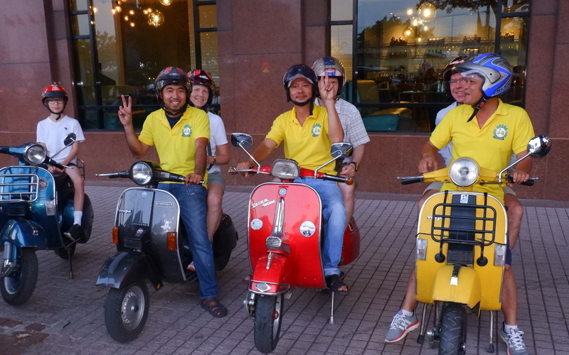 saigon night vespa foodie tour
